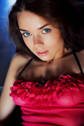 Keira Blue seduces with a daring solo show
